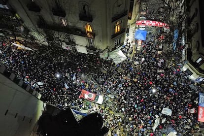 Militantes de Fernández afuera de la residencia la expresidenta Argentina este miércoles.