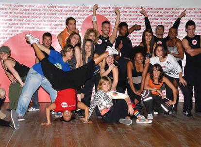 Participantes en las pruebas de selección del concurso de Cuatro <i>Fama ¡a bailar!</i>, ayer en Madrid, durante un descanso del casting.