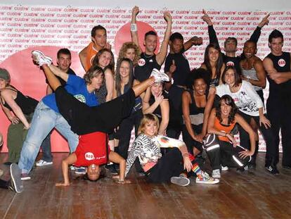 Participantes en las pruebas de selección del concurso de Cuatro <i>Fama ¡a bailar!</i>, ayer en Madrid, durante un descanso del casting.