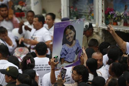 Familiares y amigos asisten al funeral de la ni?a Sofa Delgado, en Candelaria, Colombia, el 19 de octubre 2024.