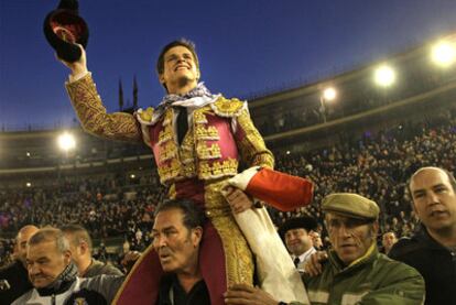 El Juli logró un triunfo incontestable en la sexta de feria y salió a hombros.