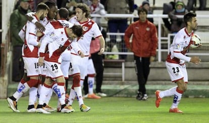 Bueno, con el balón tras marcar, mientras sus compañeros felicitan a Manucho.
