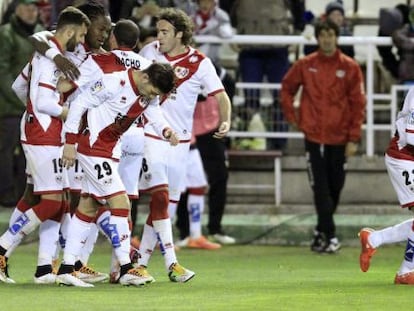 Bueno, con el balón tras marcar, mientras sus compañeros felicitan a Manucho. 