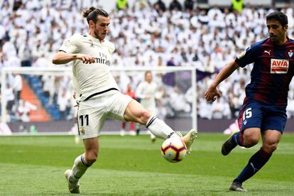 El jugador escocés del Real Madrid, Gareth Bale, se hace con el control del balón ante el defensa del Eibar José Ángel.