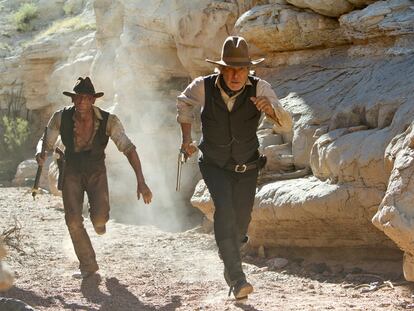 Daniel Craig y Harrison Ford huyen de los extraterrestres en el filme.