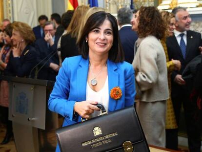 La ministra de Política Territorial y Función Pública, Carolina Darias, tras recibir la cartera ministerial de su predecesor, Luis Planas. 