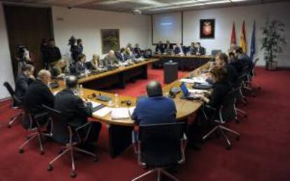 Vista general de la sala de comisiones donde el ex director general de Caja Navarra, Enrique Goñi, comparece hoy en el Parlamento de Navarra para explicar su gestión al frente de la entidad de ahorro durante el proceso que ha culminado con su integración en CaixaBank.