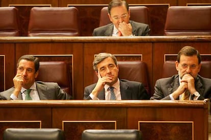 Eduardo Zaplana, Ángel Acebes y Mariano Rajoy, durante el pleno del Congreso en el que se votó el dictamen de la Comisión del 11-M.