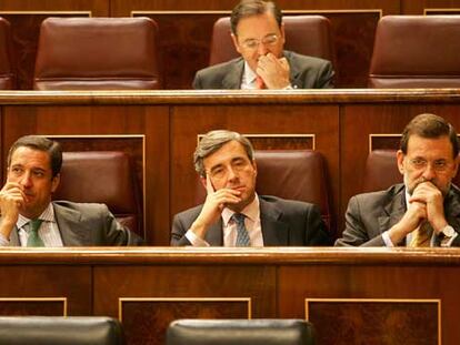 Eduardo Zaplana, Ángel Acebes y Mariano Rajoy, durante el pleno del Congreso en el que se votó el dictamen de la Comisión del 11-M.