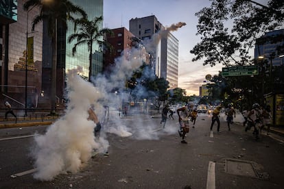 Ciudadanos se enfrentan a la Guardia Nacional Bolivariana (GNB), en la Avenida Francisco de Miranda, en la zona de El Rosal.