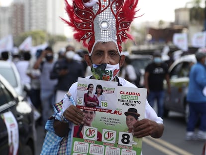 Un simpatizante de la candidata presidencial Verónika Mendoza del partido Juntos por Perú sostiene un calendario con su foto durante un evento de campaña en Lima, el 6 de abril de 2021.