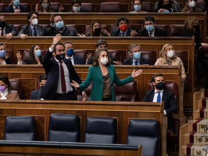 Teodoro García Egea y Cuca Gamarra protestan a Meritxell Batet por la aprobación de la reforma laboral, el 3 de febrero en el Congreso.