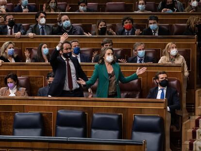 En la imagen puede verse a Casero, justo sobre la mano derecha de Teodoro García Egea, que protesta con vehemencia, al igual que Cuca Gamarra.