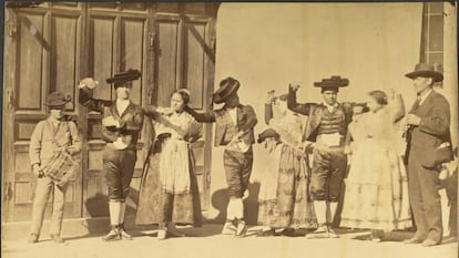 Grupo de personas vestidas con trajes típicos de la provincia de Castellón, en 1878.
