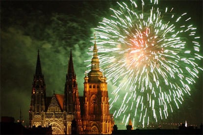 Celebración en Praga de la ampliación de la UE, el 1 de mayo de 2004, con fuegos artificiales sobre la catedral.