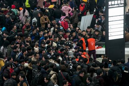 Centenares de millones de personas se desplazarán con ocasión de las vacaciones del Año Nuevo lunar, que este año se celebra el 8 de febrero y da paso al Año del Mono según el horóscopo chino. En la imagen, pasajeros piden la devolución del dinero del billete el lunes.