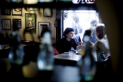 Fundado en 1864, el Bar Federal es otro de los cafés históricos de Buenos Aires. Situado en el barrio de San Telmo, la barra de madera con arco en alzada, los mosaicos calcáreos originales, la antigua máquina registradora y carteles antiguos forman parte de su colección de piezas únicas. Hoy también destaca por sus picadas, las tapas porteñas: una colección de platitos de chacinas, quesos y encurtidos varios. Más información: <a href="http://www.losnotables.com.ar/bar-el-federal/" target="_blank">www.losnotables.com.ar</a>