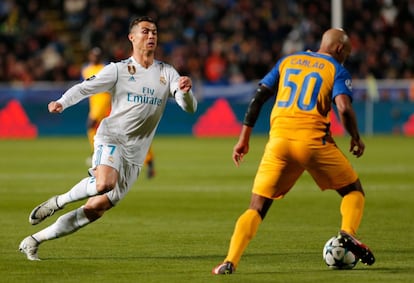 El delantero Cristiano Ronaldo persigue el balón del defensa del APOEL Carlos Alberto Carlao. 