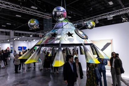 Asistentes a Art Basel Miami pasan cerca de la obra 'Thangularity', de George Clinton y Overton Loyd, el pasado miércoles, 6 de diciembre. 