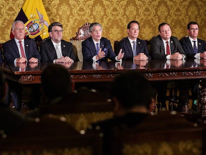 A handout picture was released on May 17, 2023, by the Ecuadorean Presidency, showing President Guillermo Lasso (C) speaking on state television in Quito. Ecuadoran President Guillermo Lasso, who is weathering impeachment proceedings in congress over alleged corruption, issued a decree Wednesday dissolving the legislature. This abrupt move by the president means that new, early legislative elections will be called. (Photo by Bolivar Parra / Ecuadorian Presidency / AFP) / RESTRICTED TO EDITORIAL USE - MANDATORY CREDIT "AFP PHOTO / ECUADOREAN PRESIDENCY / Bolivar PARRA " - NO MARKETING - NO ADVERTISING CAMPAIGNS - DISTRIBUTED AS A SERVICE TO CLIENTS