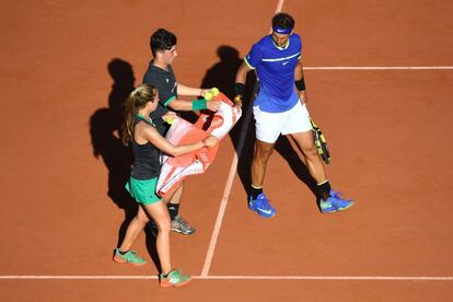 Nadal coge una toalla para secarse el sudor durante la semifinal.