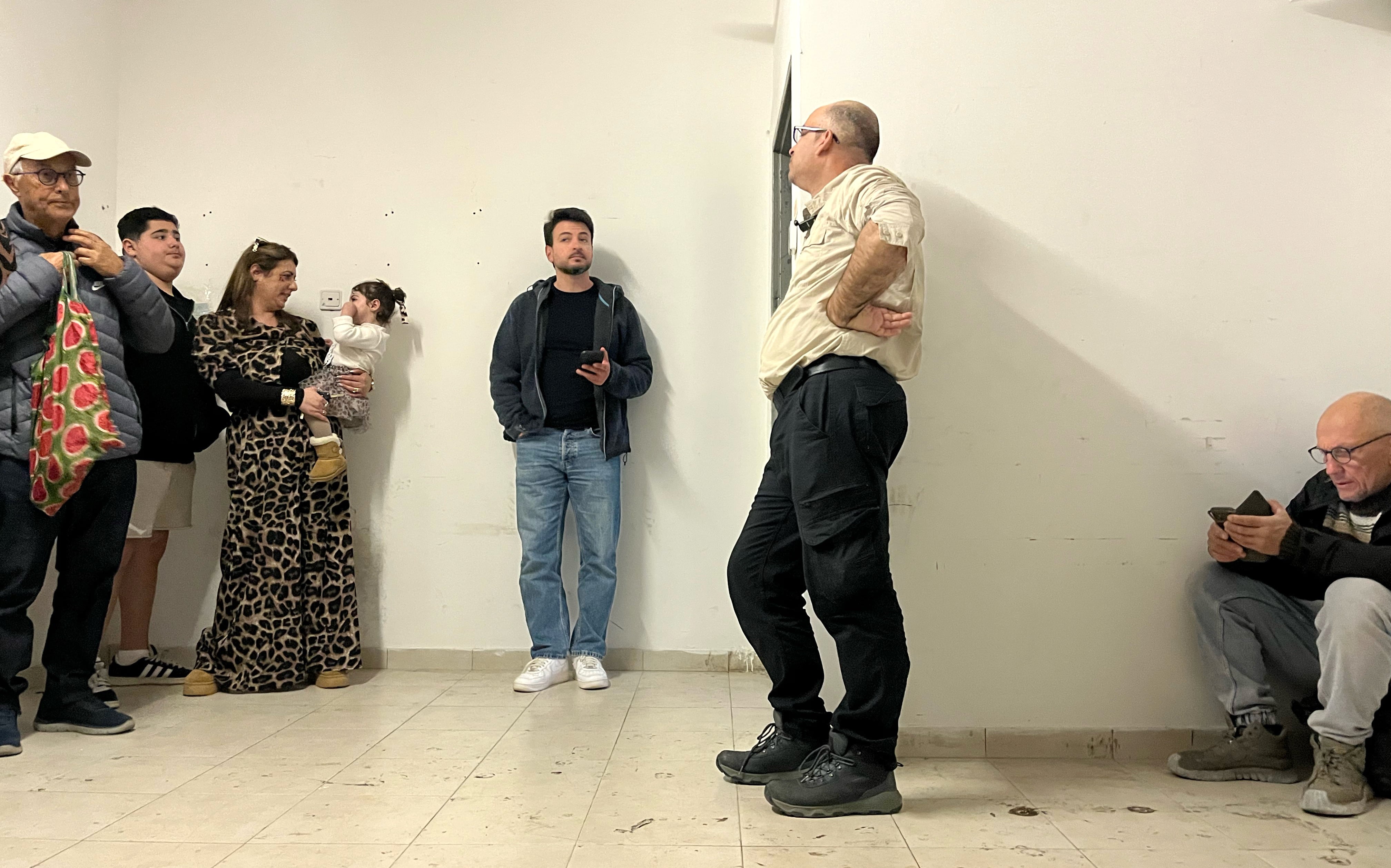 Vecinos de la ciudad israelí de Haifa esperan en el refugio de un centro comercial a que el ejército israelí permita salir, tras sonar las alertas por el lanzamiento de un proyectil desde Irán o Líbano, este miércoles.