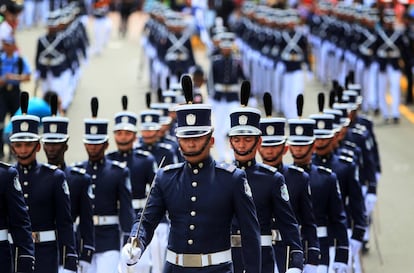 Un grupo de policías participa de los desfiles en conmemoración de los 112 años de la Separación de Panamá de Colombia en Ciudad de Panamá. 