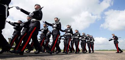 Soldados practican simulacros en Wattisham Airfield cerca de Ipswich (Reino Unido).