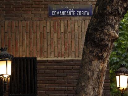 Placa de la calle Comandante Zorita en el distrito de Tetuán.