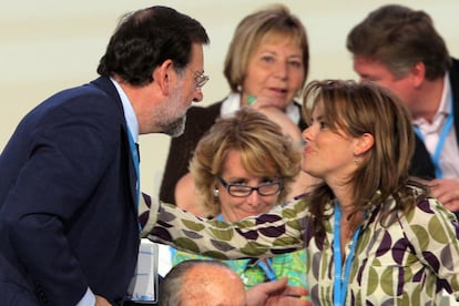El que fue líder del Partido Popular Mariano Rajoy conversa con Soraya Saénz de Santamaría ante la mirada de Esperanza Aguirre y Celia Villalobos durante la segunda jornada del 16º congreso del Partido Popular, celebrado en la Feria de Muestras de Valencia, en 2008.