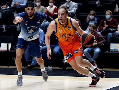 El jugador del Valencia Basket, Klemen Prepelic (derecha), trata de vencer la oposición del jugador del Obradoiro, Kassius Robertson, durante el partido de la decimotercera jornada de la Liga Endesa.