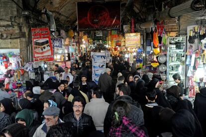 Visitantes en uno de los bazares de Teher&aacute;n.
