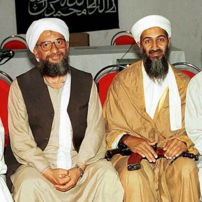 Ayman al Zawahiri y Osama bin Laden, líderes de Al Qaeda, en 1998. Abajo, Imam al Sharif, <i>Doctor Fadl.</i>
