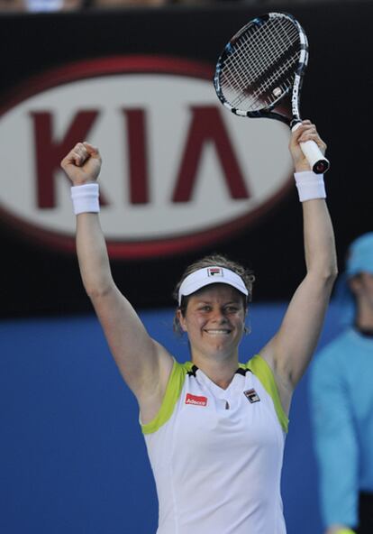 La tenista belga Kim Clijsters celebra después de vencer a la china Li Na en el abierto de tenis australiano.