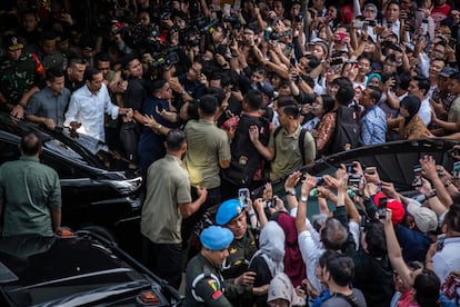 El candidato y actual presidente de Indonesia, Joko Widodo, es recibido por sus partidarios tras de una conferencia de prensa en Yakarta.