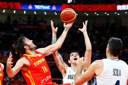 Pierre Oriola (a la izquierda), ala-pívot de España, se hace con la pelota.