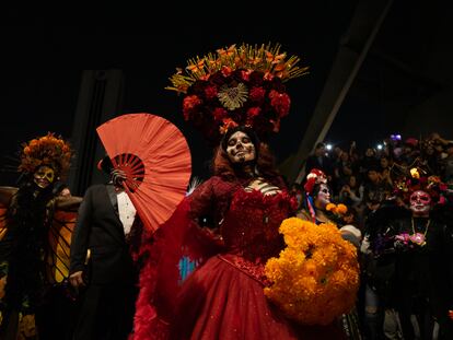 Participantes durante la Megaprocesión de catrinas de este domingo.