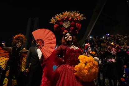 Participantes durante la Megaprocesión de catrinas de este domingo.