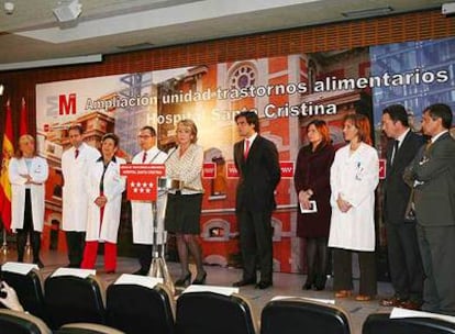 Esperanza Aguirre y Juan José Güemes, en la Unidad de Trastornos Alimentarios del Hospital Santa Cristina.