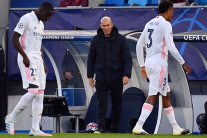 Zidane, entre Mendy (izquierda) y Militão, durante el Real Madrid-Shakhtar del pasado miércoles.