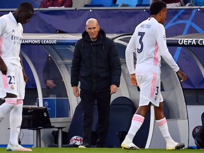 Zidane, entre Mendy (izquierda) y Militão, durante el Real Madrid-Shakhtar del pasado miércoles.