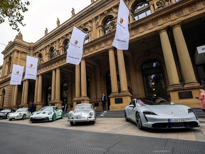 Automóviles Porsche aparcados fuera de la Bolsa de Valores de Fráncfort.