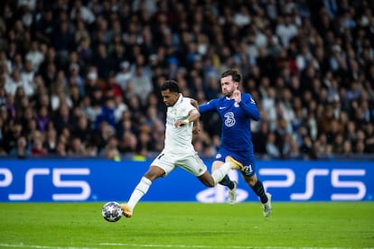 Rodrygo se va en carrera de un contrario durante el partido que ha enfrentado al Real Madrid y Chelsea.