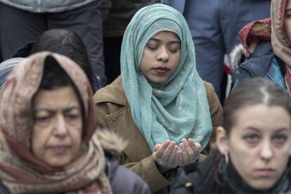 Una mujer musulmana reza durante una protesta en Nueva York, el viernes.