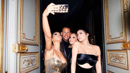 Kim Kardashian, segurando um celular no baile de gala do Metropolitan Museum, em maio de 2018.