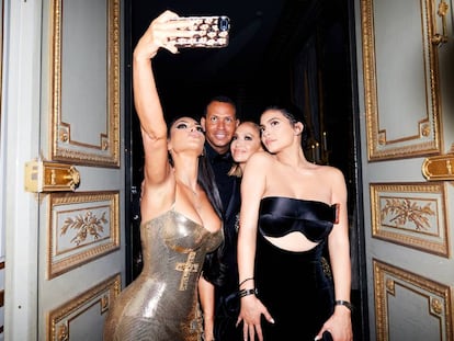 Kim Kardashian, segurando um celular no baile de gala do Metropolitan Museum, em maio de 2018.