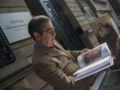 Fernando Tovar de Teresa muestra el catalogo de la colección expuesta en la casa museo de su hermano, Guillermo Tovar de Teresa.