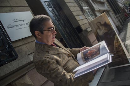 Fernando Tovar de Teresa muestra el catalogo de la colección expuesta en la casa museo de su hermano, Guillermo Tovar de Teresa.