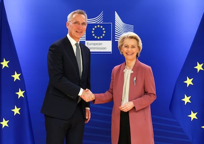 Jens Stoltenberg, secretario general de la OTAN, y Ursula Von der Leyen, presidenta de la Comisión Europea, el 15 de noviembre en Bruselas.