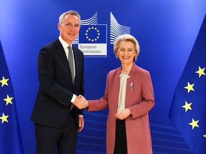 Jens Stoltenberg, secretario general de la OTAN, y Ursula Von der Leyen, presidenta de la Comisión Europea, el 15 de noviembre en Bruselas.